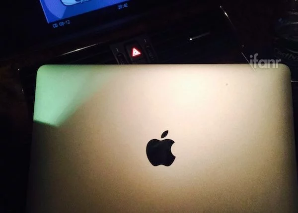 Internete paskelbtos „šnipų“ nufotografuotos 12 colių įstrižainės „Apple MacBook Air“ nuotraukos, patvirtinančios informaciją apie artėjantį naujo modelio pristatymą. Anksčiau šį mėnesį, svetainė „9to5Mac“ pranešė, kad „Apple“ planuoja pradėti gaminti „MacBook Air“ modelius su vidutinio dydžio ekranu. Sausį taip pat pasirodė gandai, kad „Quanta Computer“ gavo „Apple“ užsakymą ir pradėjo 12 colių „MacBook Air“, kuris galėtų pakeisti 11,6 colių modelį, masinę gamybą. Tinklapyje „iFanr“ paskelbtose nuotraukose naujas modelis nufotografuotas šalia 13 colių „MacBook Air“ ir 9.7 colių „iPad“, kas leidžia palyginti prietaisų dydį. Reikia pažymėti, kad priešingai dabartinių modelių, naujasis „MacBook Air“ vietoj šviečiančio logotipo ant korpuso turi poliruoto metalo simbolį, tokį pat kaip „iPad“ planšetės. Apšvietimo atsisakymas, padės šiek tiek sumažinti „MacBook Air“ storį. Apie tai, kad „Apple“ planuoja pakeisti logotipo dizainą buvo pranešta praėjusiais metais. Naujasis modelis, pasak gandų, turi gauti „Retina“ ekraną, nors tikslus pikselių skaičius dar nėra žinomas. Deja, nėra apatinės korpuso dalies nuotraukos, todėl dabar negalime pasakyti ar tikrai 12 colių „MacBook Air“ turės tik vieną jungtį - dvipusį „USB 3.1 Type-C“.
