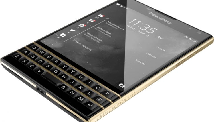 Pristatytas ribotos serijos išmanusis telefonas „Black & Gold BlackBerry Passport“