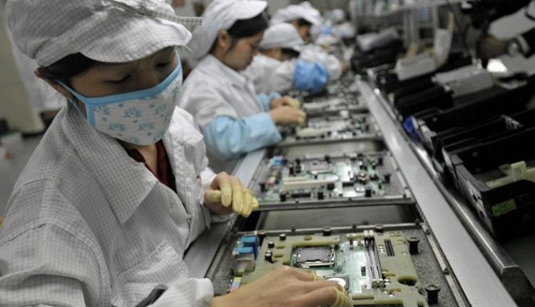„iPhone“ gamintojas neįstengia sumokėti darbuotojams