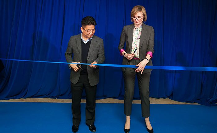 „Samsung“ atidarė pirmąją parduotuvę Baltijos šalyse ir pradėjo „Galaxy s6” bei „Galaxy s6 edge” prekybą Lietuvoje