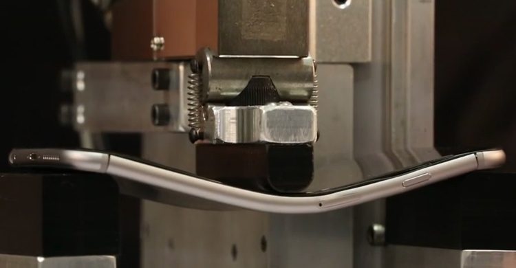 Robotas išbandė 2015 metų flagmanų atsparumą lenkimui