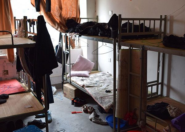 Šokiruojančios nuotraukos: kokiose sąlygose gyvena „iPhone“ surinkėjai?