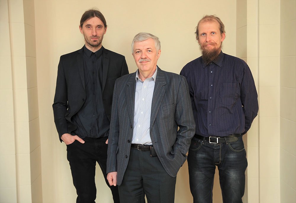 FTMC mokslininkai. Iš kairės į dešinę: Marius Franckevicius, prof. Vidmantas Gulbinas, dr. Andrius Devizis. Nuotr. Gedmantas Kropis